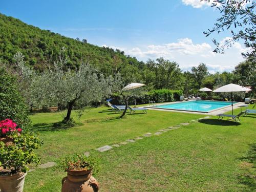 Bazén v ubytování Holiday Home La Fornace-4 by Interhome nebo v jeho okolí