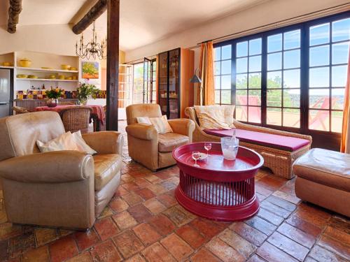 - un salon avec des canapés, une table et des fenêtres dans l'établissement Apartment Orange by Interhome, à Vence