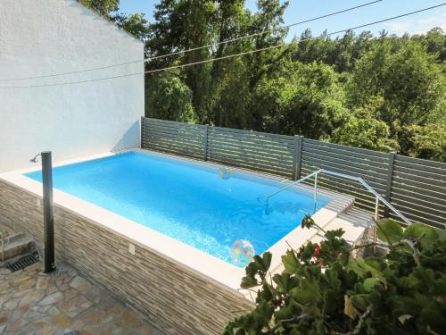 Bazén v ubytování Holiday Home Milka 2 by Interhome nebo v jeho okolí