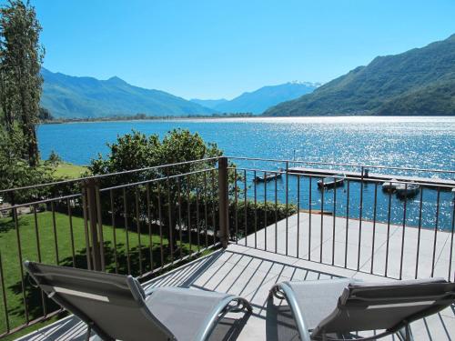 balcón con 2 sillas y vistas al lago en Holiday Home Brezza di Lago-3 by Interhome, en Verceia
