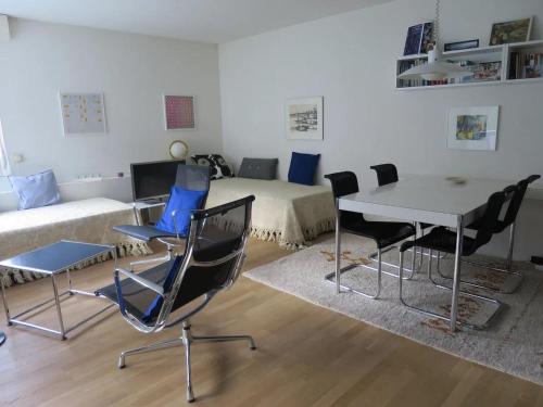 - un salon avec un lit, une table et des chaises dans l'établissement Apartment Sunnmatt Süd Wohnung 245 by Interhome, à Engelberg