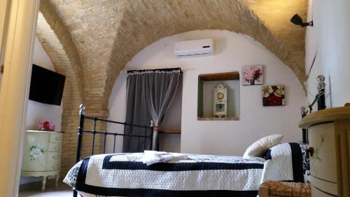 1 dormitorio con 1 cama en una habitación en B&B Santantonio, en Crecchio