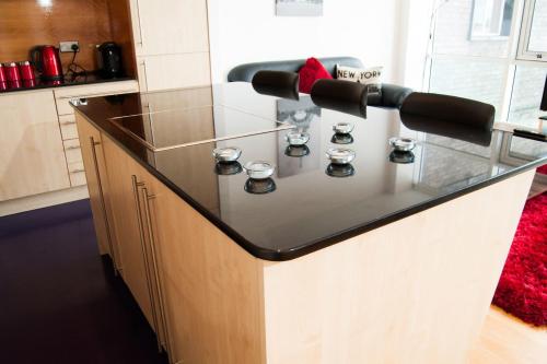 A kitchen or kitchenette at City Views Apartment City Centre FreeParking
