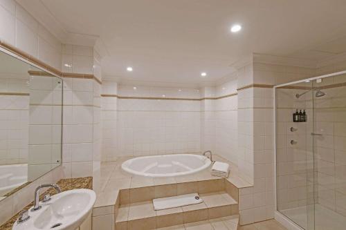 Quality Apartments Adelaide Centralにあるバスルーム
