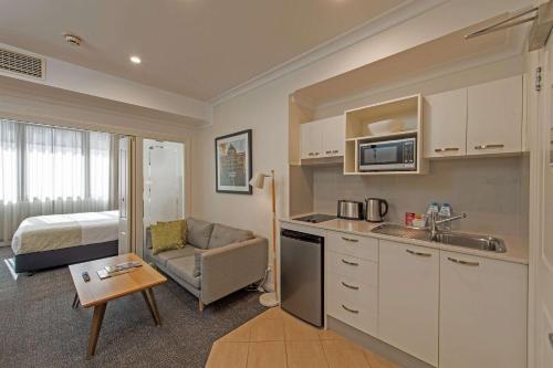Quality Apartments Adelaide Centralにあるキッチンまたは簡易キッチン