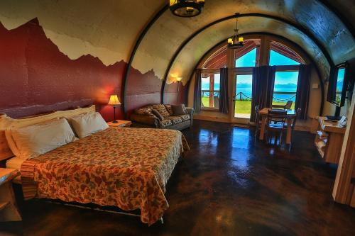 Posteľ alebo postele v izbe v ubytovaní Kenai Peninsula Suites