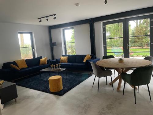 A seating area at 't Huis van de Buren - Drie unieke boerderijkamers in Lutten