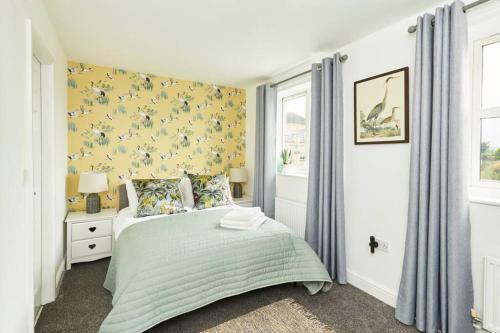 1 dormitorio con cama y pared amarilla en Halifax Gorgeous New Home - 3 bedrooms, en Halifax