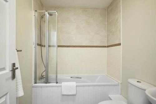 Ένα μπάνιο στο Halifax Gorgeous New Home - 3 bedrooms