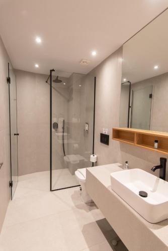 The Residences Kalamataにあるバスルーム