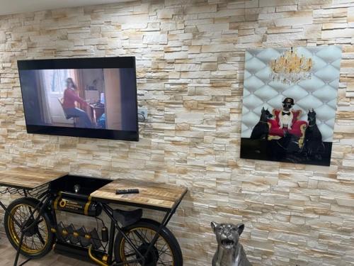 Una televisión o centro de entretenimiento en außergewöhnliche Kellerloft