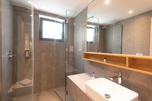 The Residences Kalamataにあるバスルーム