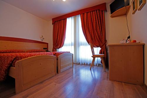 Televízia a/alebo spoločenská miestnosť v ubytovaní Hotel Il Maniero