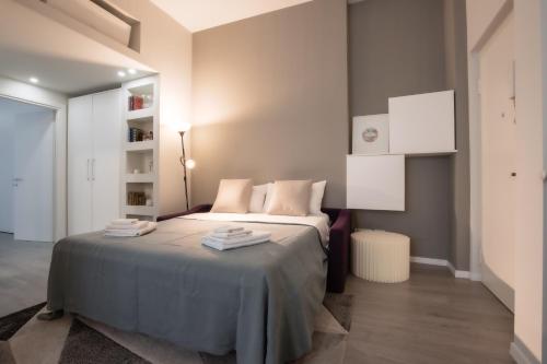 ein Schlafzimmer mit einem großen Bett in einem Zimmer in der Unterkunft BnButler - Aquileia - Bilocale a Due Passi da Navigli e Museo Scienza in Mailand