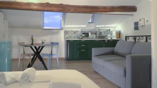 un soggiorno con divano e tavolo di Via Garibaldi 75 - Attic sea view a Camogli