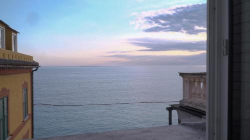 widok na ocean z balkonu budynku w obiekcie Via Garibaldi 75 - Attic sea view w mieście Camogli