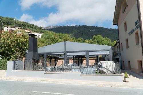 un edificio al lado de una calle en Hostal Restaurante Ibaisek, en Zudaire