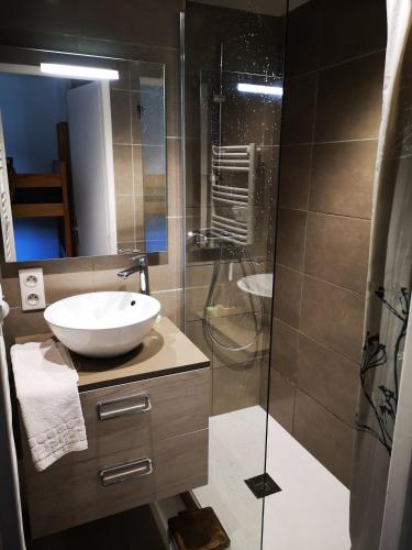 une salle de bain avec un lavabo et une douche dans l'établissement MyHome - Borsat 26 - Beau Studio 4pax sur les pistes, à Tignes