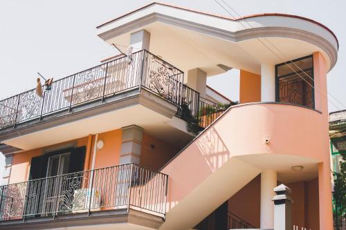 un edificio con balcones en un lateral en Palazzo dei Lari, en Scafati