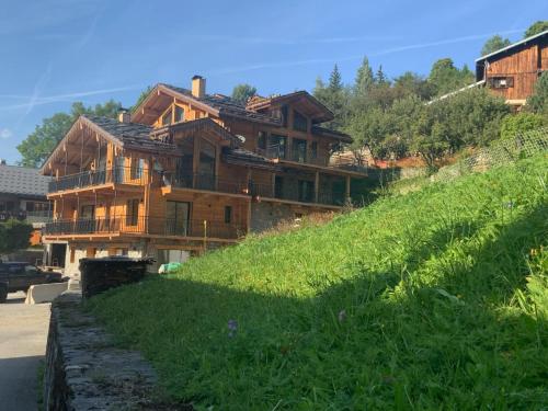 uma casa sentada no topo de uma colina em The French Lodge em Peisey-Nancroix