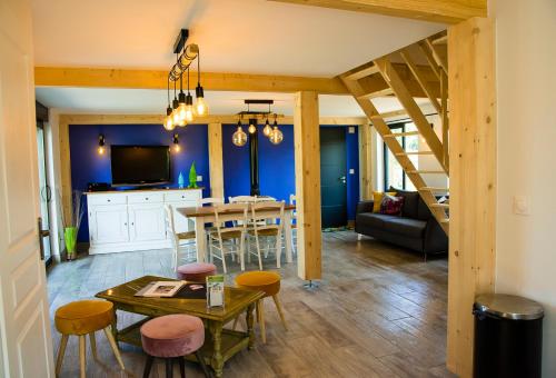 sala de estar y cocina con mesa y sillas en Le Paradis, chambres d'hôtes - BNB- Gîte, en La Roche-sur-Foron