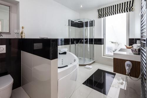 Un baño de GL Suites