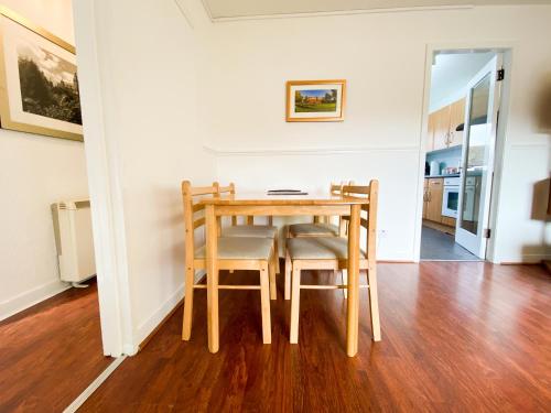 a dining room table and chairs in a room at Glasgow Green Park Home in Glasgow