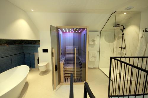 Koupelna v ubytování B&B Ferienhof AB Wellness Suite