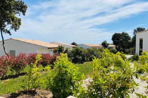 a garden in front of a house at Location villa 2 chambres A Lavanda piscine Bonifacio in Bonifacio