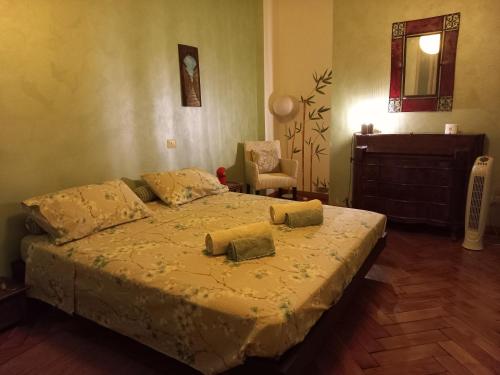 1 dormitorio con 1 cama y 1 silla en Green Tricolore, en Milán
