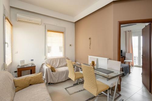 Delmare Dahlia double apartment في سلانيك: غرفة معيشة مع أريكة وطاولة