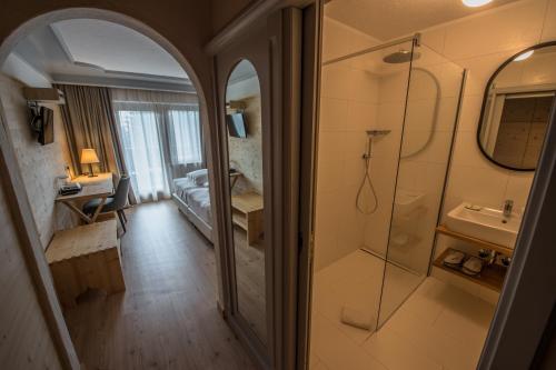 Koupelna v ubytování Hotel Ciasa Salares
