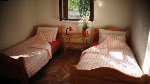 sypialnia z 2 łóżkami i stołem z kwiatami w obiekcie Holiday Home Pine Villa w Pakoštane
