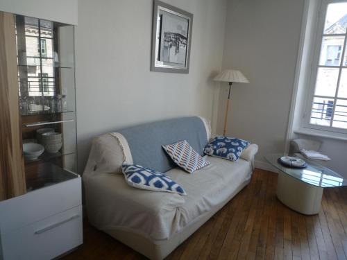 sala de estar con sofá y mesa en Appartement Hypercentre Quimper, en Quimper