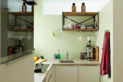 uma cozinha com um lavatório e uma bancada em Rotes Haus Bregenz Garten Wohnung em Bregenz