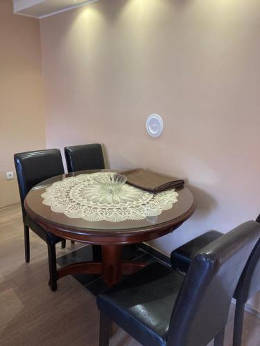 a dining room table with four chairs and a tableasteryasteryasteryasteryasteryastery at House Apartment in Pančevo