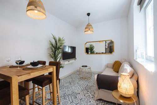 Alameda House with rooftop and jacuzzi in Seville, Seville ...