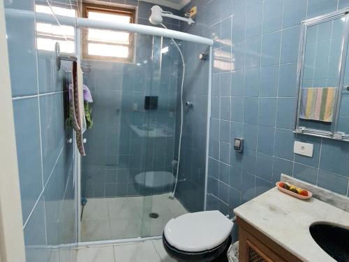 une salle de bain avec une douche avec des toilettes et un lavabo dans l'établissement Ap da Mama, à Guarujá