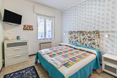 una piccola camera con letto e TV di Casa Vacanza Elena a San Bernardino Verbano
