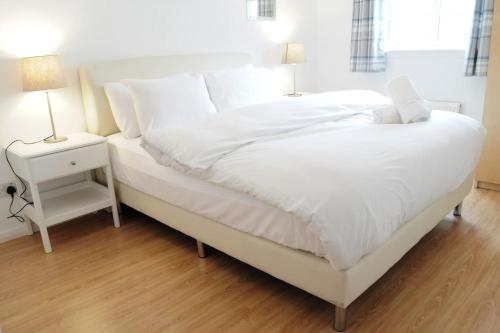Llit o llits en una habitació de Peaceful and Quiet Apartment in a Bustling City