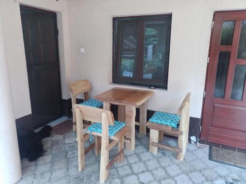 大梅傑爾的住宿－Lacné ubytovanie Veľky Meder，窗户客房内的一张木桌和椅子