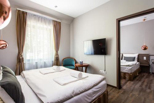 Pokój hotelowy z 2 łóżkami i lustrem w obiekcie Waterfront Lodge w mieście Dunapataj
