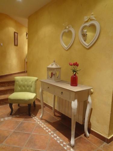 a room with a table and a chair and a mirror at Casa Rural El Infante in Oropesa