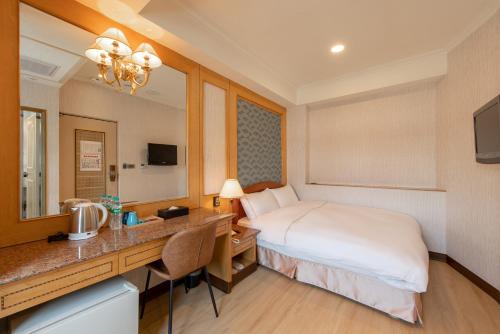 a hotel room with a bed and a desk at 二川行旅 - HiRiver Hotel in Taichung