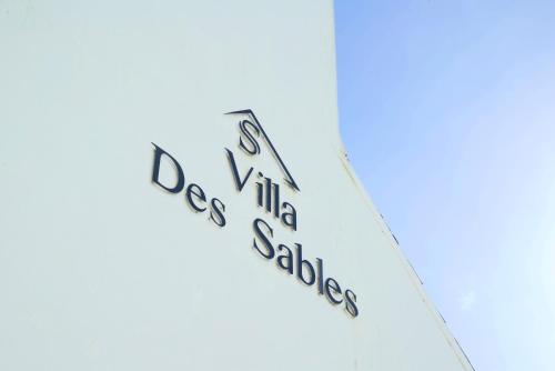 a sign that reads dogs in animal services at La Villa des Sables in Concarneau