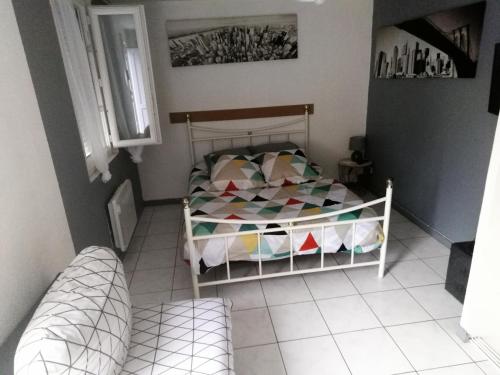 - une petite chambre avec un lit et une fenêtre dans l'établissement SAMANKE lOUNGE, à Floirac