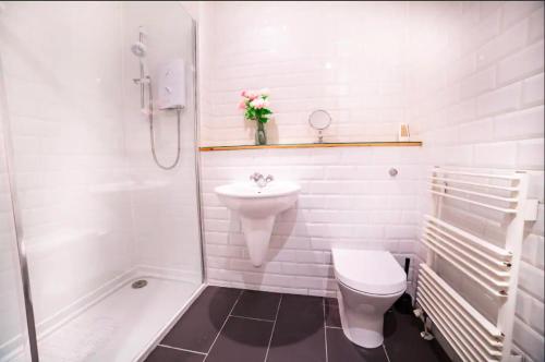 Ванная комната в Renfield Apartment, Bright and Spacious Home