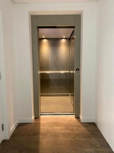 un vestidor vacío con una puerta de cristal en PALHOTAS GUEST HOUSE - Apartamento Jardim Santa Bárbara, en Braga