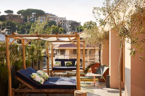 a balcony with a bed and a pergola at Mama Shelter Roma in Rome