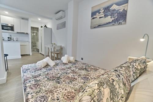 uma sala de estar com um sofá num quarto em Malibú Canteras Studio 8 - Playa, WiFi, SmartTV, AC em Las Palmas de Gran Canaria